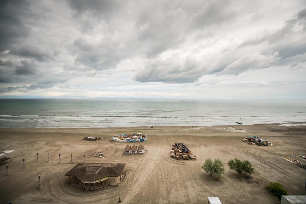 Luxury Promenada Apartment - Frontal Beachfront Mamaia Nord Năvodari Buitenkant foto